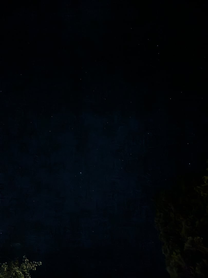 勝浦の夜空をスマホのナイトモードで撮影した写真。暗い空に点々と星が写っている